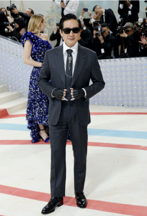 Kế Huy Quân cũng xuất hiện, phong cách đeo kính đen, găng tay và cravat trang trí không khó để người ta nhận ra đây là phong cách của nhà thiết kế Karl Lagerfeld sinh thời. Kế Huy Quân cũng xuất hiện, phong cách đeo kính đen, găng tay và cravat trang trí không khó để người ta nhận ra đây là phong cách của nhà thiết kế Karl Lagerfeld sinh thời.