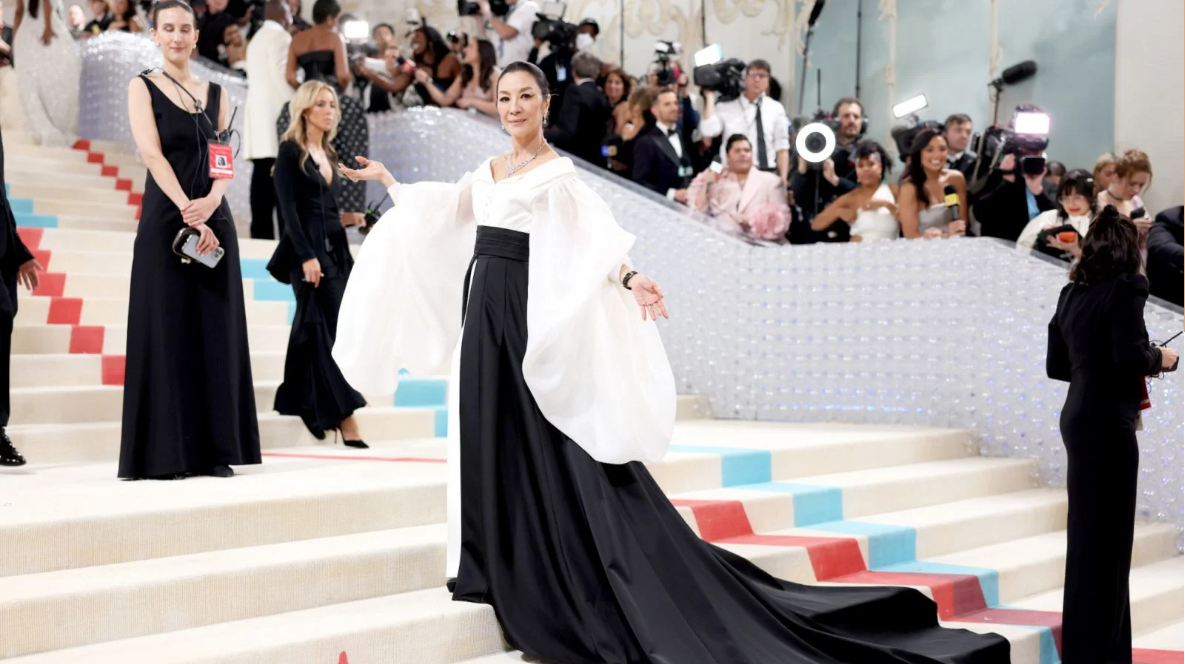 Thay vì Chanel, Dương Tử Quỳnh chọn một bộ trang phục thanh lịch của Karl Lagerfeld. Thay vì Chanel, Dương Tử Quỳnh chọn một bộ trang phục thanh lịch của Karl Lagerfeld.