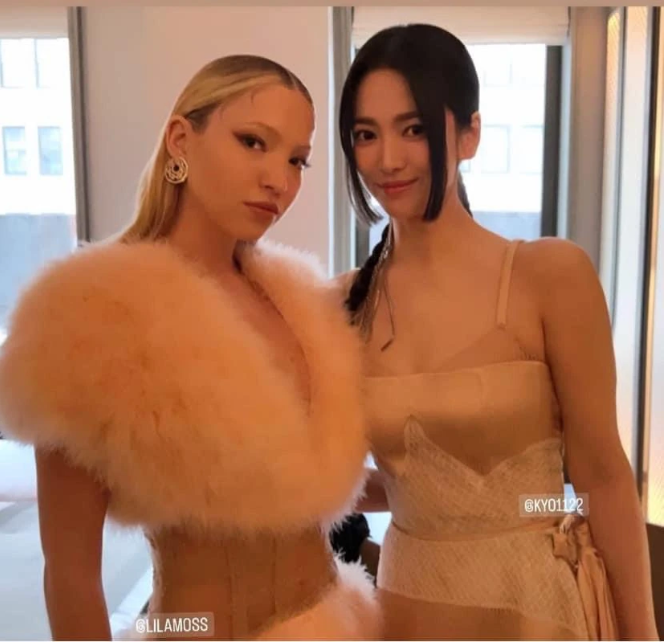 Khoảng cách 22 tuổi cũng không thể làm khó đại minh tinh châu Á. Khoảng cách 22 tuổi cũng không thể làm khó đại minh tinh châu Á.