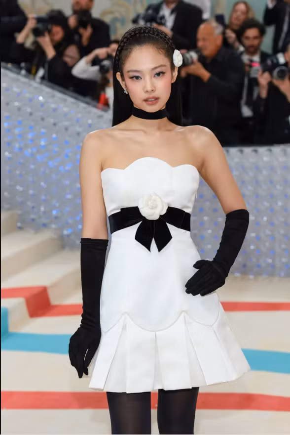 Jennie rất thông minh khi mặc mini dress tôn dáng!