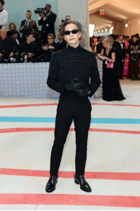 Jackson Wang mặc đồ Louis Vuitton tại thảm đỏ Met Gala 2023. Jackson Wang mặc đồ Louis Vuitton tại thảm đỏ Met Gala 2023.