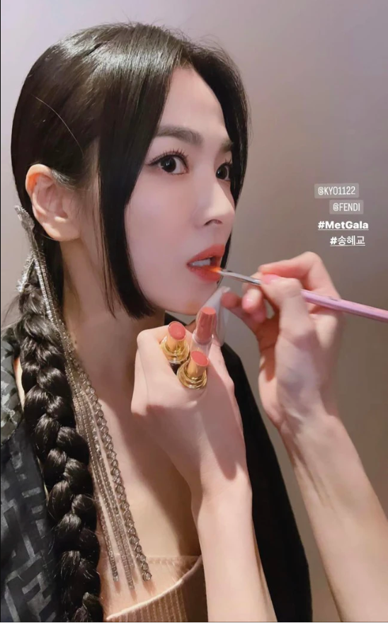 Đây có lẽ sẽ là màu son khiến các chị em tìm đủ cách săn lùng. Đây có lẽ sẽ là màu son khiến các chị em tìm đủ cách săn lùng.