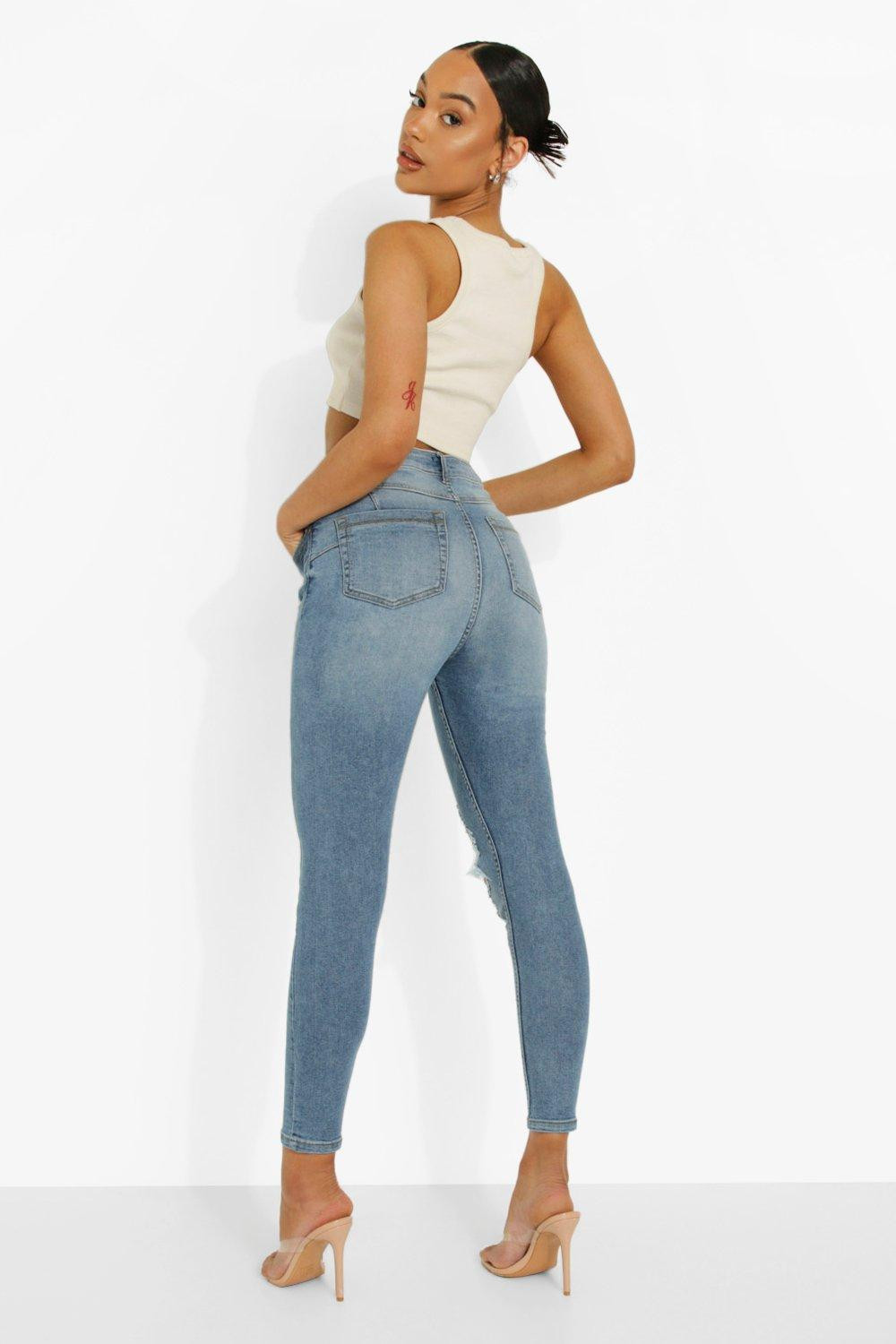 Chất liệu của quần jeans thường co lại khi giặt và giãn ra khi mặc.