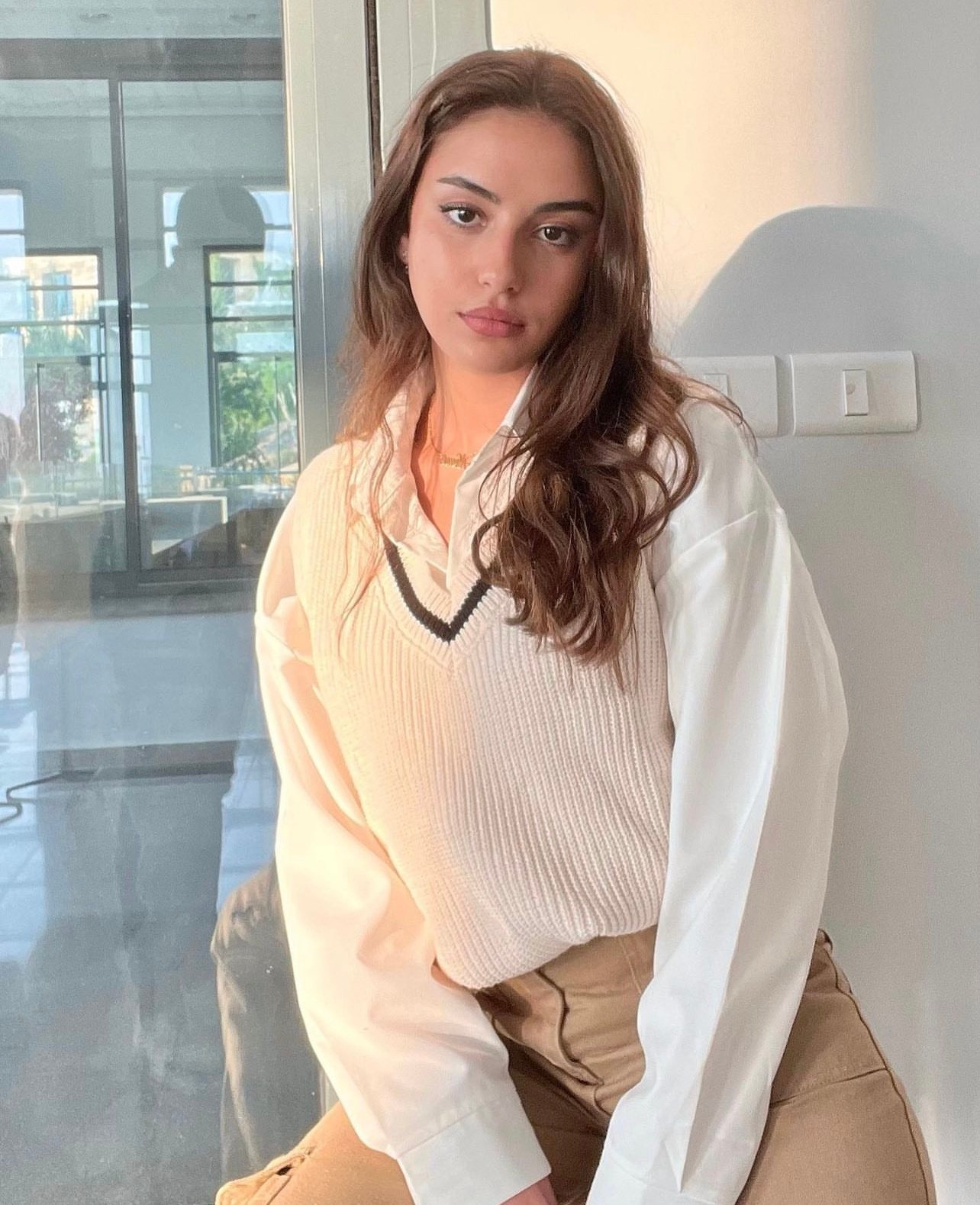 Phối cùng áo sơ mi bên trong và quần jeans màu trung tính cũng là một gợi ý tuyệt vời.