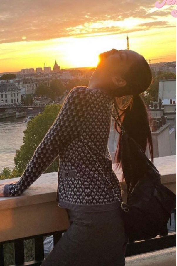 Liên tục phải di chuyển do lịch trình dày đặc, Jennie thường mang theo bên mình chiếc ba lô của Chanel để giữ những vật dụng cần thiết. Liên tục phải di chuyển do lịch trình dày đặc, Jennie thường mang theo bên mình chiếc ba lô của Chanel để giữ những vật dụng cần thiết.