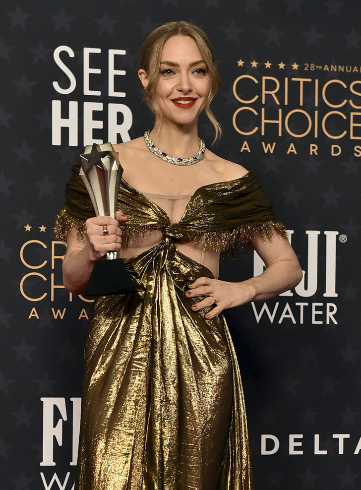 Cô nhận được hàng ngàn bình luận khen ngợi cho trang phục thảm đỏ. Cô nhận được hàng ngàn bình luận khen ngợi cho trang phục thảm đỏ.