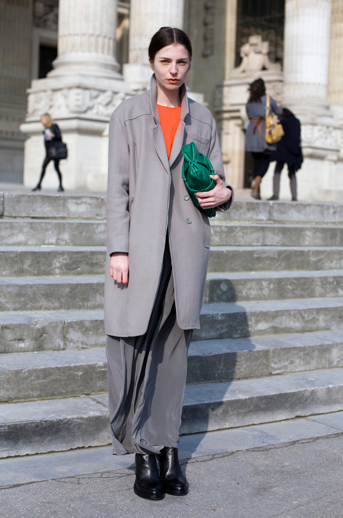 Màu này được coi là thực tế và vững chắc. Vì vậy nhiều người đánh giá rằng màu xám là già cỗi. Màu này được coi là thực tế và vững chắc. Vì vậy nhiều người đánh giá rằng màu xám là già cỗi.