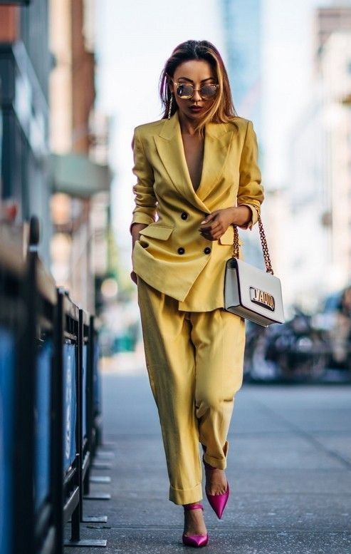 Tơ lụa cũng không thoải mái dưới thời tiết nóng ẩm. Tơ lụa cũng không thoải mái dưới thời tiết nóng ẩm.