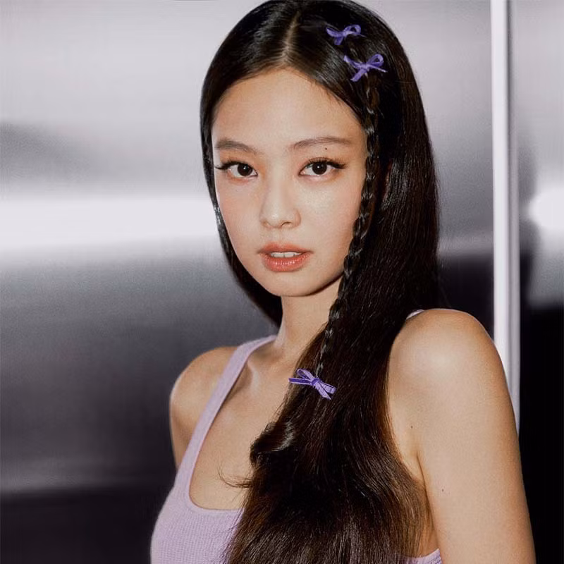 Những chiếc ruy băng nhỏ làm tăng thêm vẻ đáng yêu và nữ tính cho Jennie. Những chiếc ruy băng nhỏ làm tăng thêm vẻ đáng yêu và nữ tính cho Jennie.