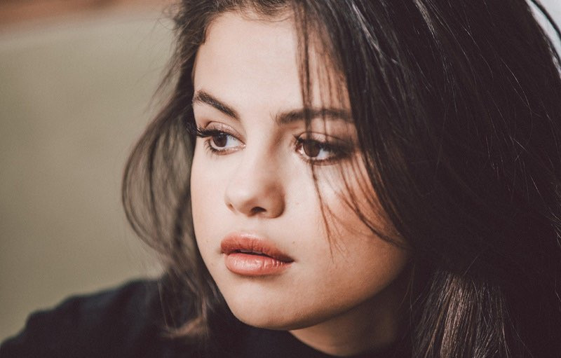 Selena Gomez vô cùng dũng cảm, dám để bản thân tổn thương và nhìn thẳng vào nỗi đau. Selena Gomez vô cùng dũng cảm, dám để bản thân tổn thương và nhìn thẳng vào nỗi đau.