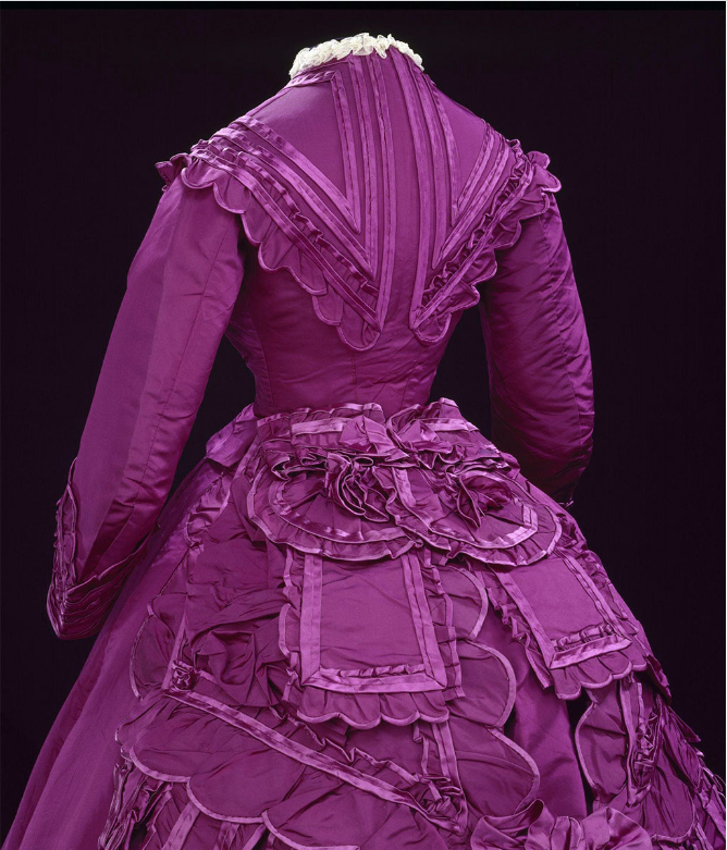 Chiếc đầm được cho là được nhuộm với màu tổng hợp được sáng chế sau năm 1850. Chiếc đầm được cho là được nhuộm với màu tổng hợp được sáng chế sau năm 1850.