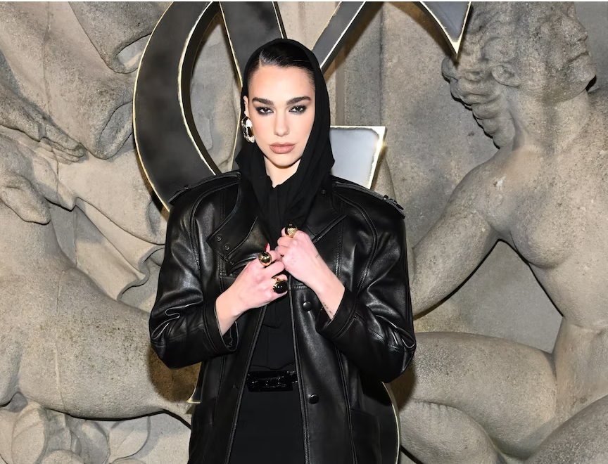 Dua Lipa kết hợp với một số chiếc nhẫn lớn và kính râm đen có gọng vuông. Mái tóc được vuốt ngược ra sau dưới chiếc mũ trùm đầu với một phần lệch tâm. Dua Lipa đã cho chúng ta biết trang sức ánh bạc sẽ là một gợi ý thời thượng sắp tới. Dua Lipa kết hợp với một số chiếc nhẫn lớn và kính râm đen có gọng vuông. Mái tóc được vuốt ngược ra sau dưới chiếc mũ trùm đầu với một phần lệch tâm. Dua Lipa đã cho chúng ta biết trang sức ánh bạc sẽ là một gợi ý thời thượng sắp tới.