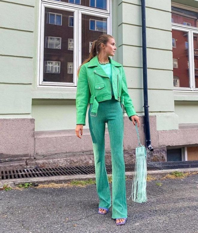 Chọn một màu sắc và mặc theo các sắc thái của nó là cách rất dễ để bạn trông thời trang.