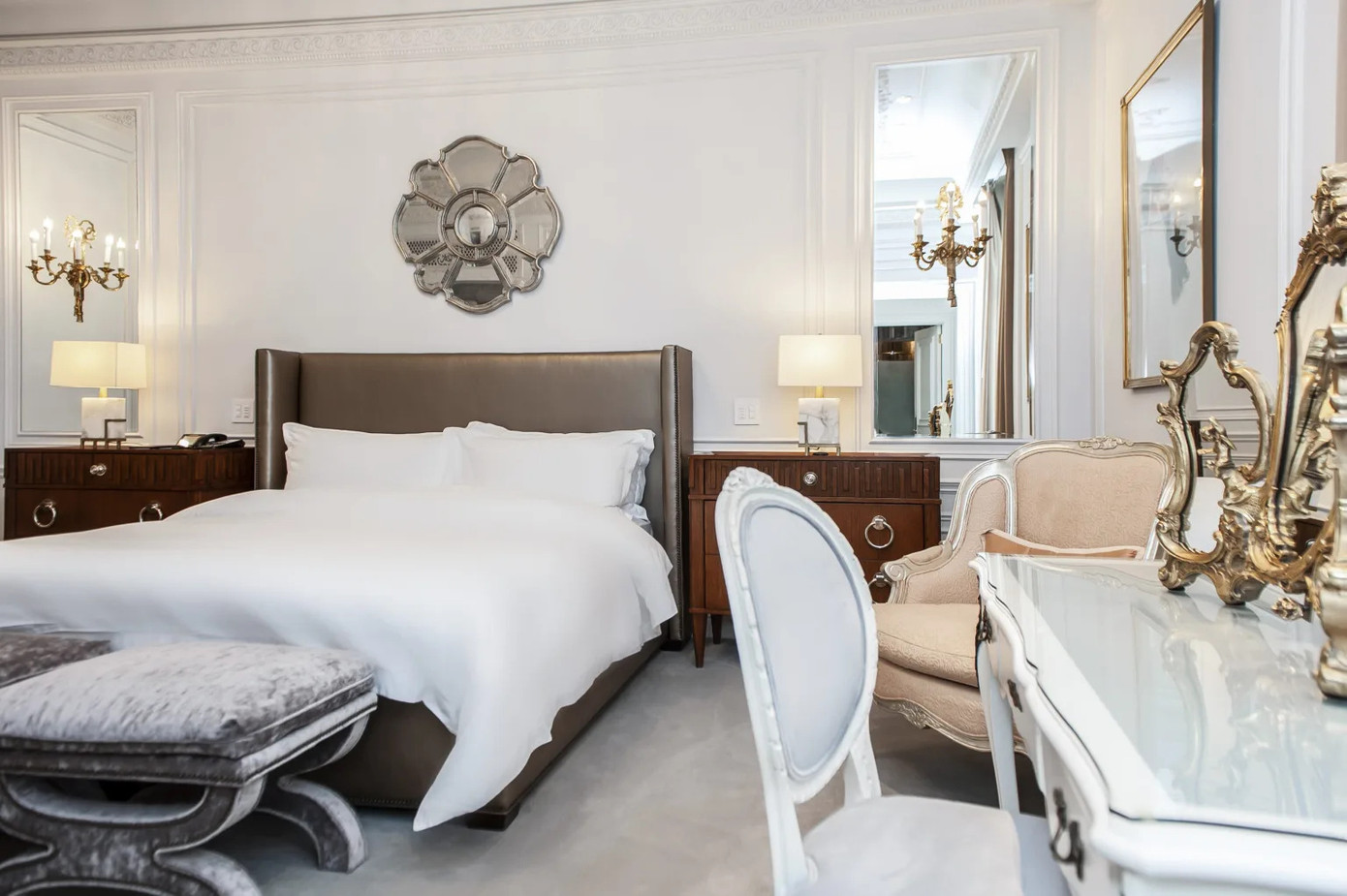 Suite Dior là một căn phòng đặc biệt chỉ có tại khách sạn St. Regis, New York. Suite Dior là một căn phòng đặc biệt chỉ có tại khách sạn St. Regis, New York.