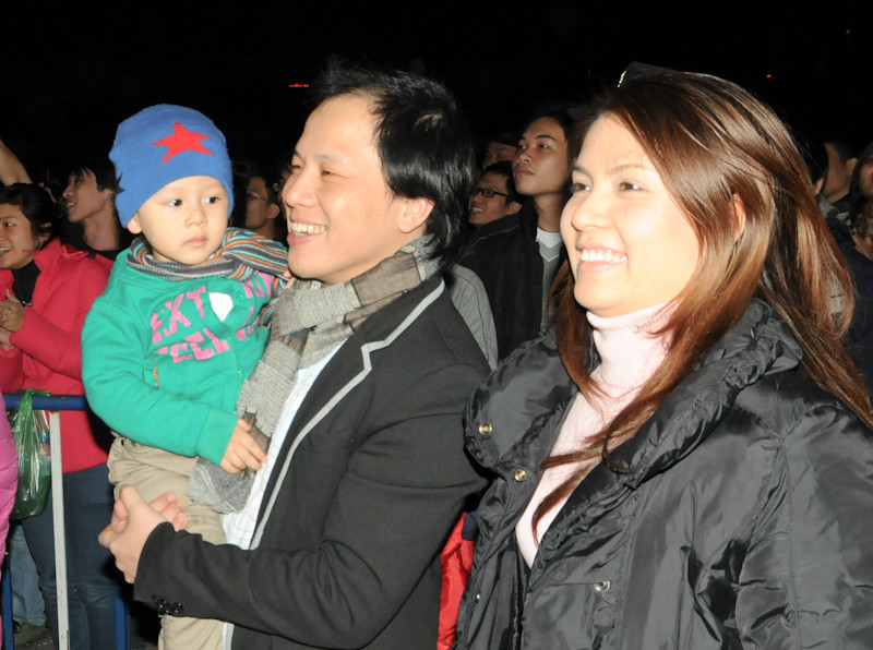 Chưa đủ nhiệt như những gì người hâm mộ mong chờ, nhưng hẳn không thể đòi hỏi nhiều hơn một ban nhạc rock đã ở độ U-40 và sau năm năm mới quay trở lại sân khấu. Điều quan trọng là âm nhạc của họ đã đủ sức lan tỏa và kết nối nhiều cặp đôi bằng những Mắt đen, Bông hồng thủy tinh...