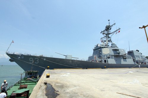 USS Chung-Hoon (DDG-93) có độ choán nước 9.200 tấn, dài 155,3 m. Tàu trang bị 4 động cơ tuốc bin khí General Electric LM2500-30 cho phép đạt tốc độ 56 km/h