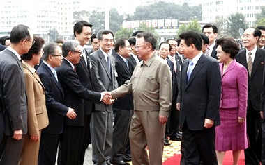 Lãnh đạo hai miền Triều Tiên bắt tay nhau trong cuộc gặp lịch sử Lãnh đạo hai miền Triều Tiên duyệt đội danh dự tại buổi lễ đón tiếp Tổng thống Hàn Quốc Roh Moo- Hyun ở Thủ đô Bình Nhưỡng, CHDCND Triều Tiên Quân đội CHDCND Triều Tiên duyệt binh tại lễ đón Tổng thống Hàn Quốc Roh Moo-Hyun ở Thủ đô Bình Nhưỡng Người dân CHDCND Triều Tiên vẫy những bông hoa màu hồng để chào mừng cuộc gặp mặt của Tổng thống Hàn Quốc Roh Moo-Hyun với Chủ tịch CHDCND Triều Tiên Kim Jong-il tại Thủ đô Bình Nhưỡng Chủ tịch CHDCND Triều Tiên Kim Jong-il (đứng bên phải ) và Tổng thống Hàn Quốc Roh Moo- Hyun (đứng giữa ) và ông Kim Yong-nam, Chủ tịch đoàn Chủ tịch Hội đồng nhân dân tối cao CHDCND Triều Tiên (đứng bên trái) trên bục danh dự bên ngoài Cung văn hóa Thủ đô Bình Nhưỡng Chủ tịch CHDCND Triều Tiên Kim Jong-il đang bắt tay chào mừng đoàn đại biểu Hàn Quốc do Tổng thống Roh Moo-Hyun dẫn đầu tới thăm Bình Nhưỡng Trên chiếc xe mui trần, Tổng thống Hàn Quốc Roh Moo- Hyun (bên trái) đang vẫy tay chào người dân CHDCND Triều Tiên tại Thủ đô Bình Nhưỡng