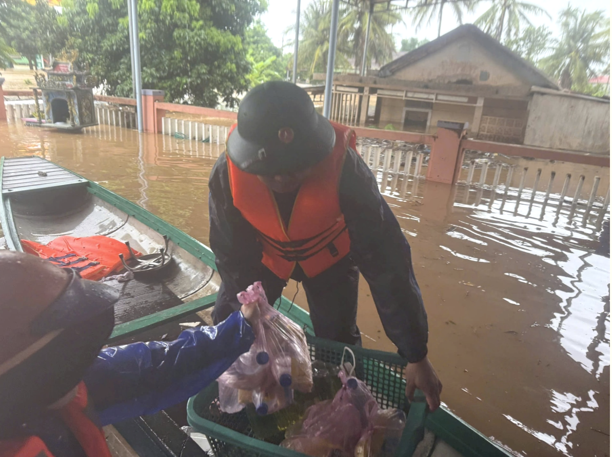 Lực lượng Đồn Biên phòng Cửa khẩu Quốc tế Lao Bảo hỗ trợ người dân thị trấn biên ải Lao Bảo trong mưa lũ Lực lượng Đồn Biên phòng Cửa khẩu Quốc tế Lao Bảo hỗ trợ người dân thị trấn biên ải Lao Bảo trong mưa lũ