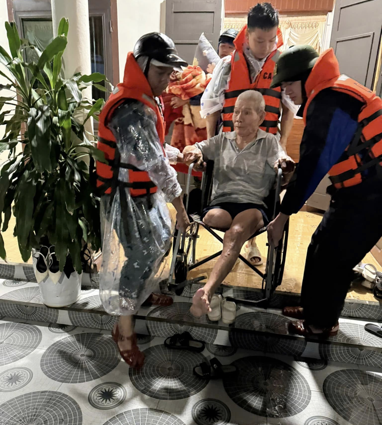Lực lượng chức năng hỗ trợ sơ tán người già đến nơi cao để tránh ngập lụt Lực lượng chức năng hỗ trợ sơ tán người già đến nơi cao để tránh ngập lụt