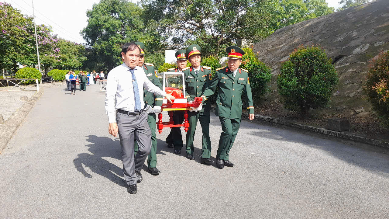 Đưa các hài cốt liệt sĩ đến nơi an táng tại Nghĩa trang Liệt sĩ huyện Hướng Hóa ở thị trấn Khe Sanh. Ảnh: CS