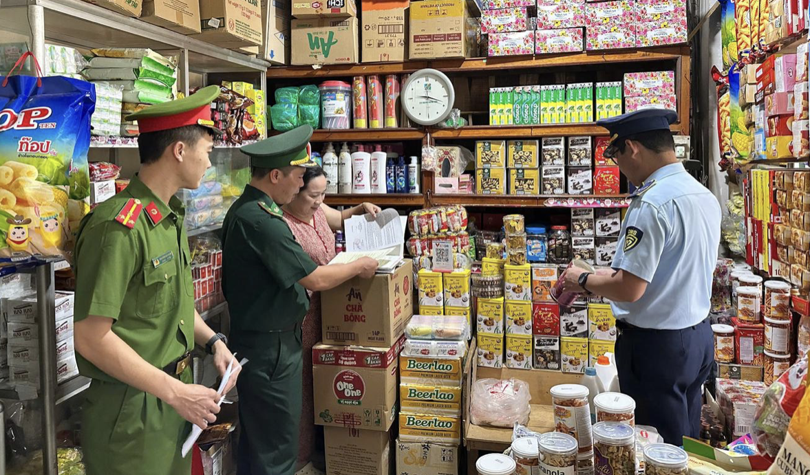 Lực lượng Biên phòng Cửa khẩu Quốc tế Lao Bảo phối hợp cùng Công an, quản lý thị trường tuyên truyền đến các hộ kinh doanh trên địa bàn sát biên giới không kinh doanh hàng giả, hàng kém chất lượng, hàng không có nguồn gốc xuất xứ