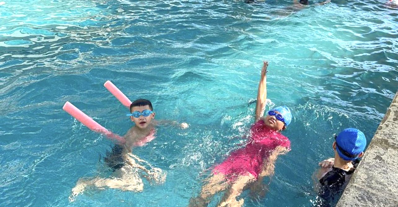 Bơi lội là môn thể thao để rèn luyện kỹ năng và thể chất được nhiều em học sinh lựa chọn vào dịp nghỉ hè. Ảnh: Đức Đăng