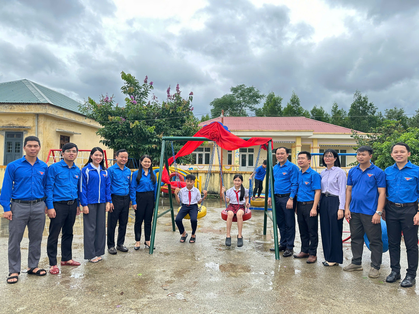 Tặng công trình “Sân chơi thiếu nhi” ở thôn Thượng Lâm, xã Cam Thành, huyện Cam Lộ Tặng công trình “Sân chơi thiếu nhi” ở thôn Thượng Lâm, xã Cam Thành, huyện Cam Lộ