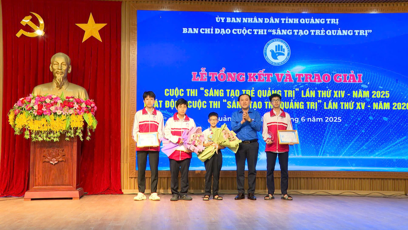 Ban tổ chức trao giải Nhất cuộc thi “Sáng tạo trẻ Quảng Trị” lần thứ XIV cho các tác giả, nhóm tác giả Ban tổ chức trao giải Nhất cuộc thi “Sáng tạo trẻ Quảng Trị” lần thứ XIV cho các tác giả, nhóm tác giả