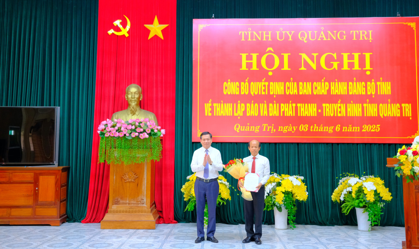 Bí thư Tỉnh ủy Quảng Trị Nguyễn Long Hải trao quyết định bổ nhiệm chức vụ Tổng Biên tập Báo và Đài Phát thanh - Truyền hình tỉnh Quảng Trị cho ông Võ Nguyên Thủy