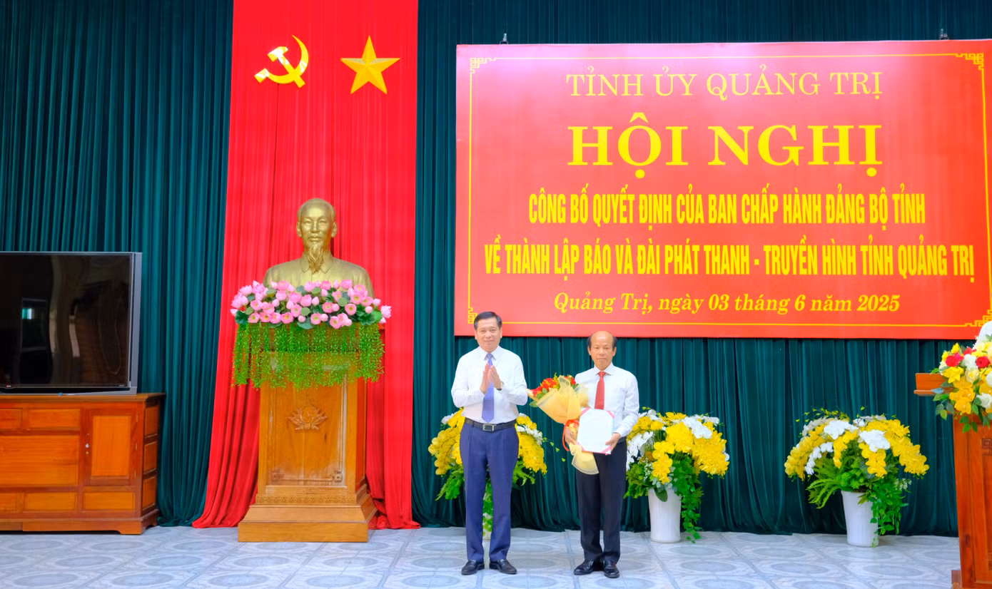 Bí thư Tỉnh ủy Quảng Trị Nguyễn Long Hải trao quyết định bổ nhiệm chức vụ Tổng Biên tập Báo và Đài Phát thanh - Truyền hình tỉnh Quảng Trị cho ông Võ Nguyên Thủy