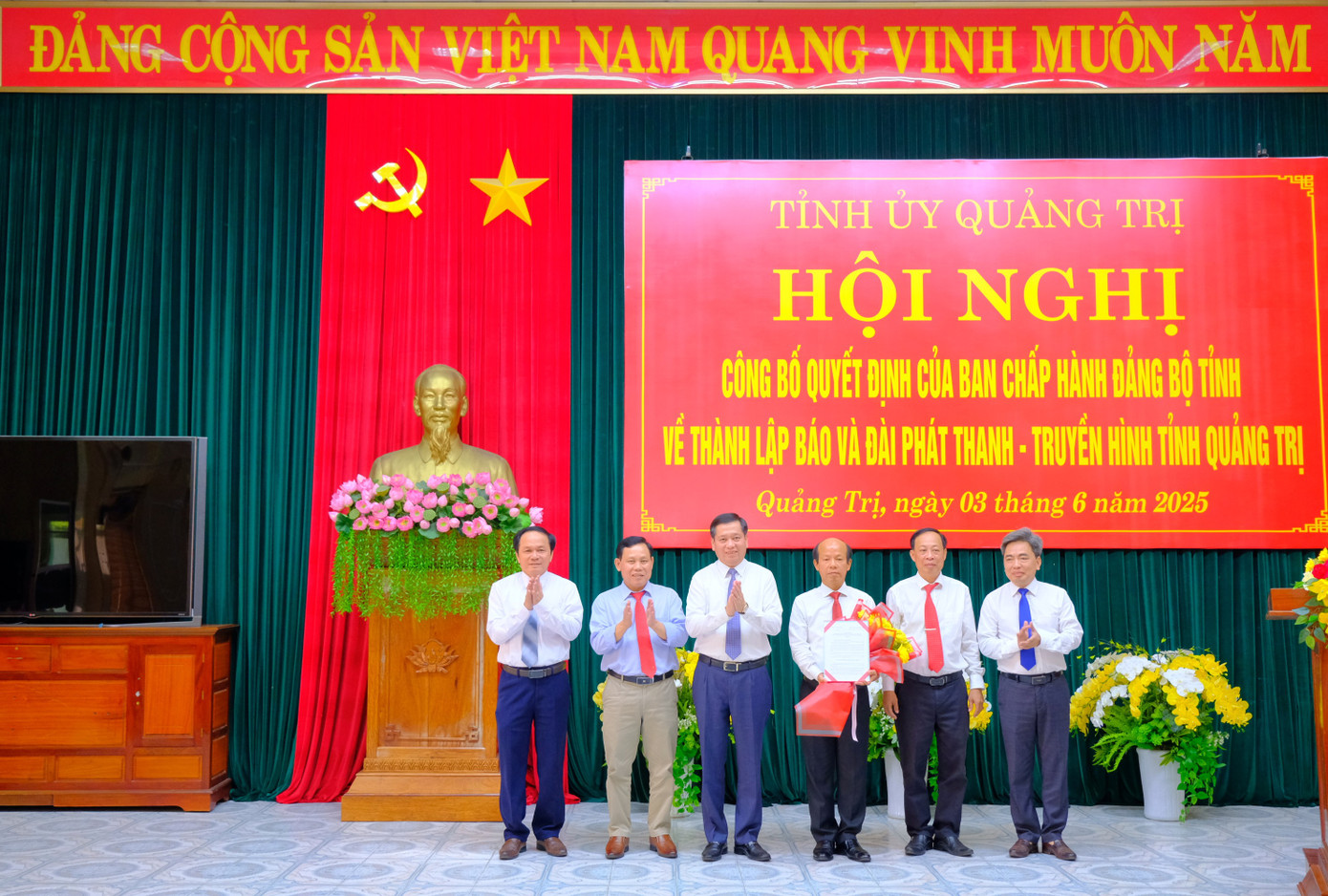 Bí thư Tỉnh ủy Quảng Trị Nguyễn Long Hải trao quyết định thành lập Báo và Đài Phát thanh - Truyền hình tỉnh Quảng Trị