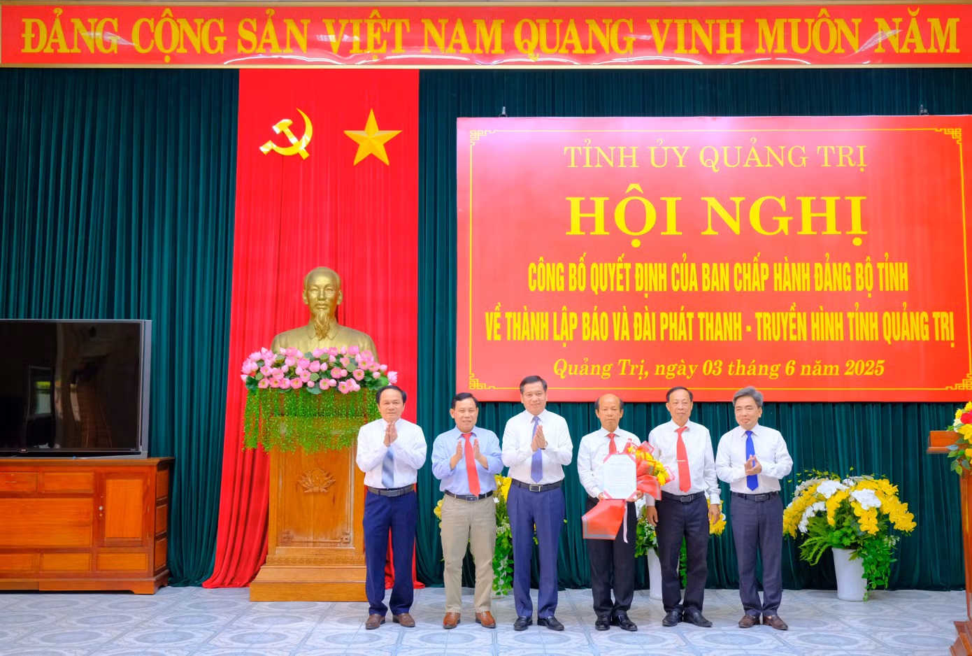 Bí thư Tỉnh ủy Quảng Trị Nguyễn Long Hải trao quyết định thành lập Báo và Đài Phát thanh - Truyền hình tỉnh Quảng Trị
