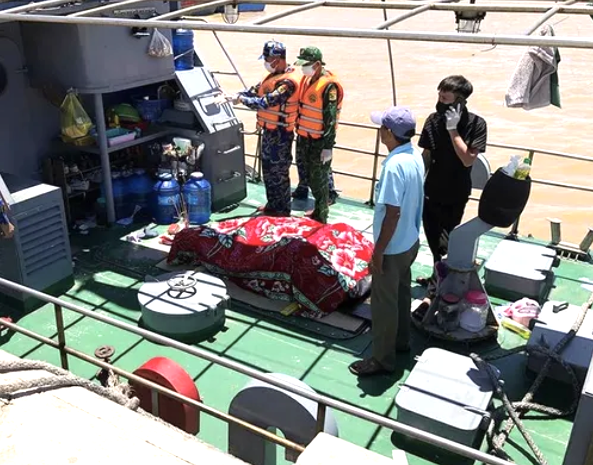 Lực lượng chức năng tỉnh Quảng Trị đưa thi thể người phụ nữ từ đảo Cồn Cỏ vào đất liền để bàn giao cho gia đình lo hậu sự. Ảnh: BP