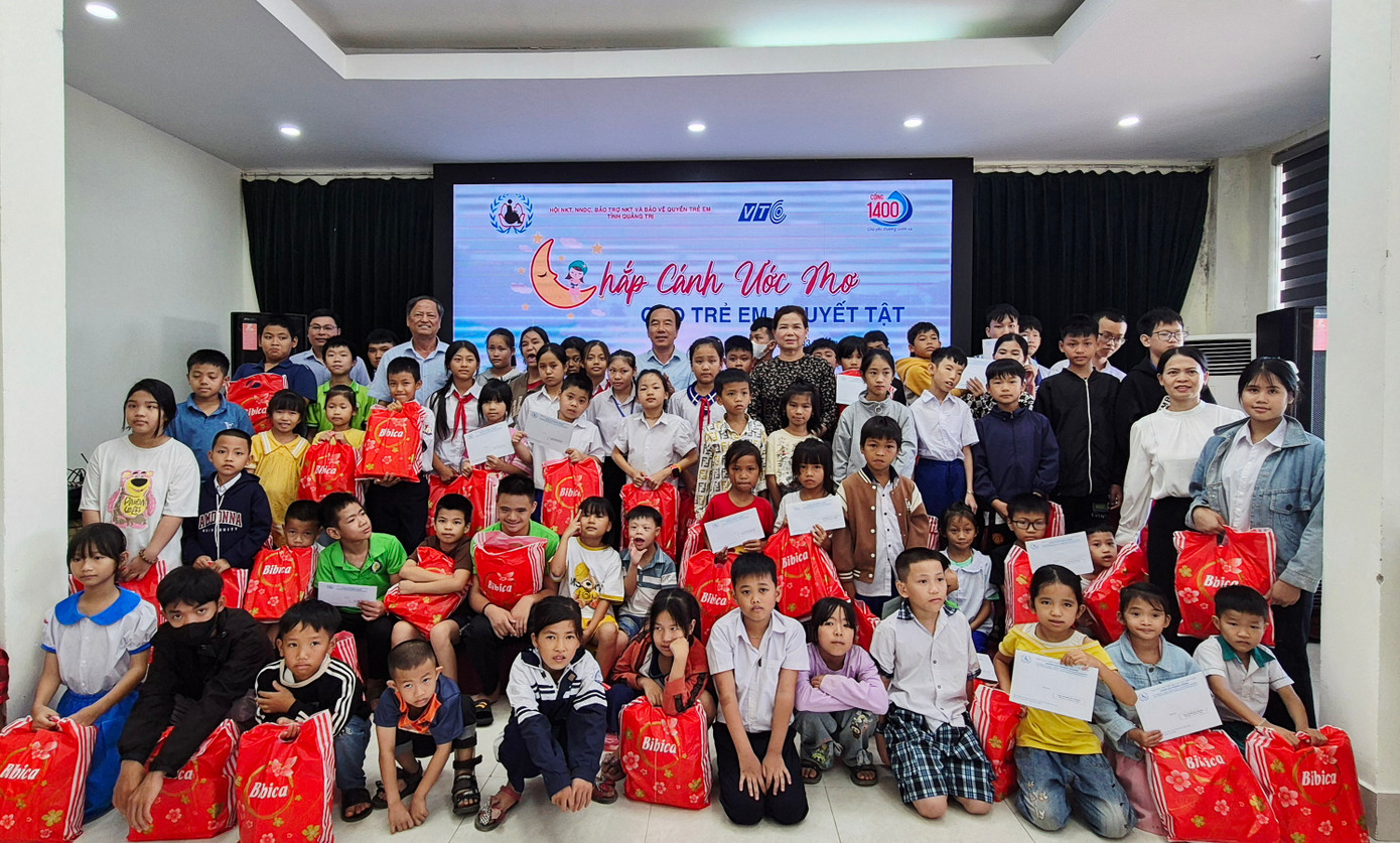 Trao quà cho trẻ em khuyết tật tại chương trình Trao quà cho trẻ em khuyết tật tại chương trình