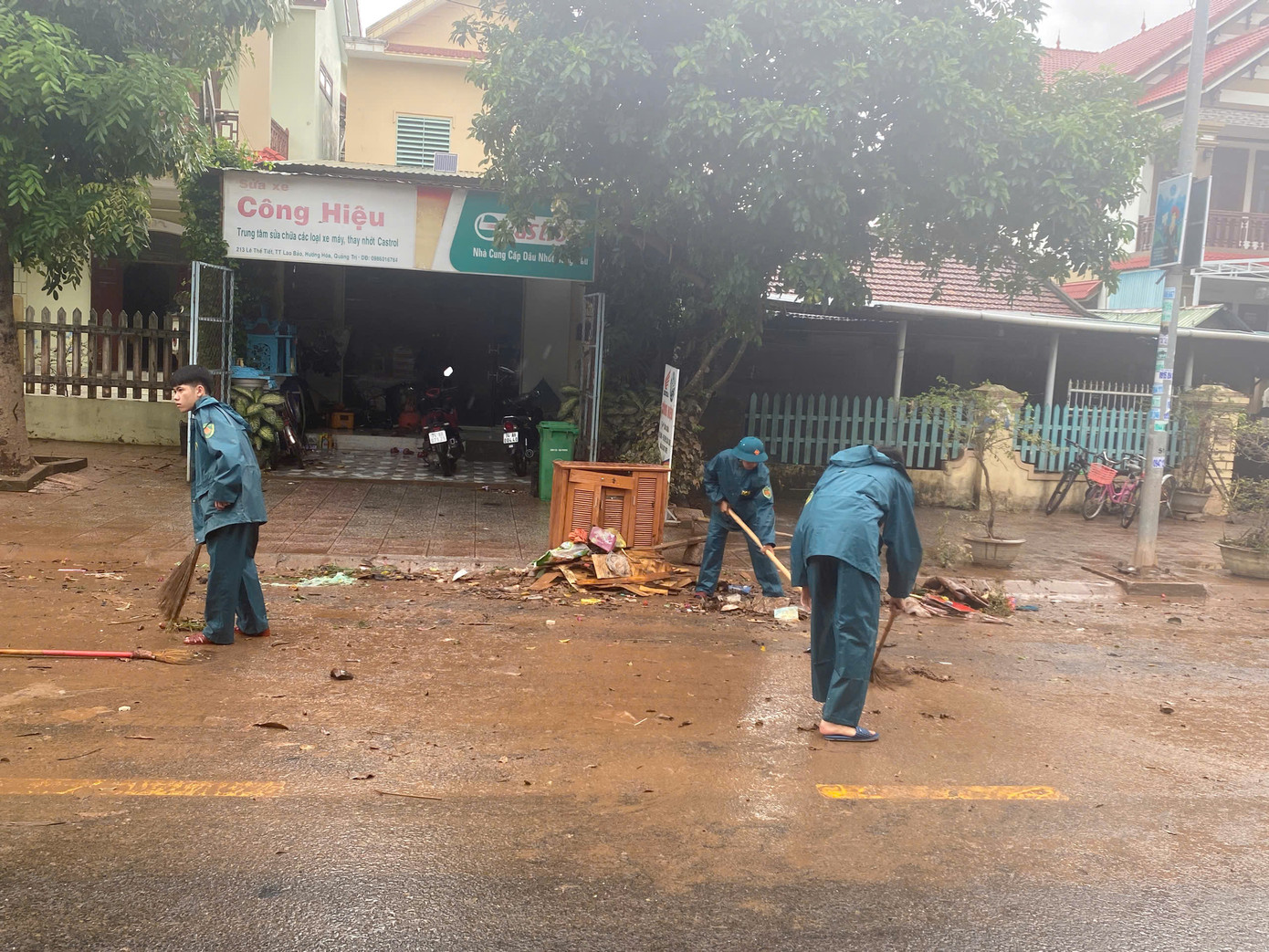 Nỗ lực vệ sinh làm sạch các trục đường giao thông bị ngập úng sau khi lũ rút Nỗ lực vệ sinh làm sạch các trục đường giao thông bị ngập úng sau khi lũ rút