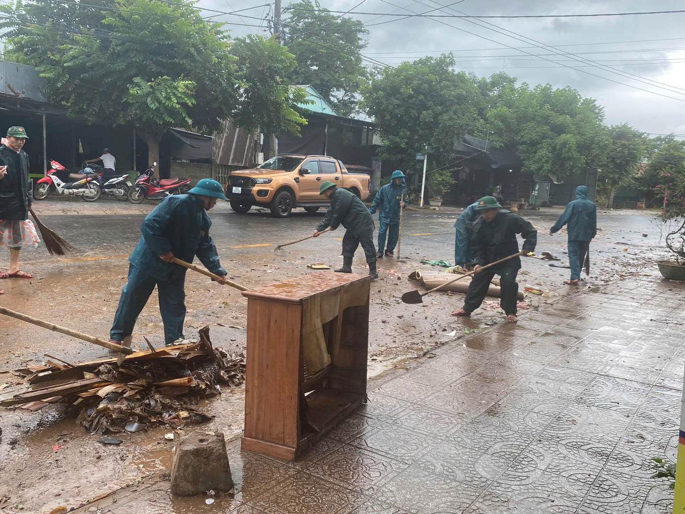 Cán bộ, chiến sĩ các đơn vị lực lượng vũ trang cùng nhân dân huyện Hướng Hóa khắc phục hậu quả mưa lũ. Cán bộ, chiến sĩ các đơn vị lực lượng vũ trang cùng nhân dân huyện Hướng Hóa khắc phục hậu quả mưa lũ.