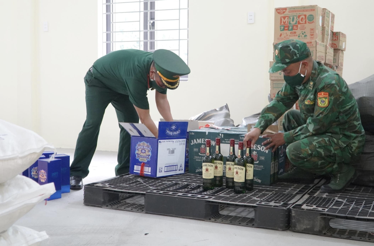 Các loại rượu ngoại được lực lượng Biên phòng Quảng Trị phát hiện, bắt giữ khi các đối tượng vận chuyển trên tuyến Quốc 9 về thành phố Đông Hà tiêu thụ