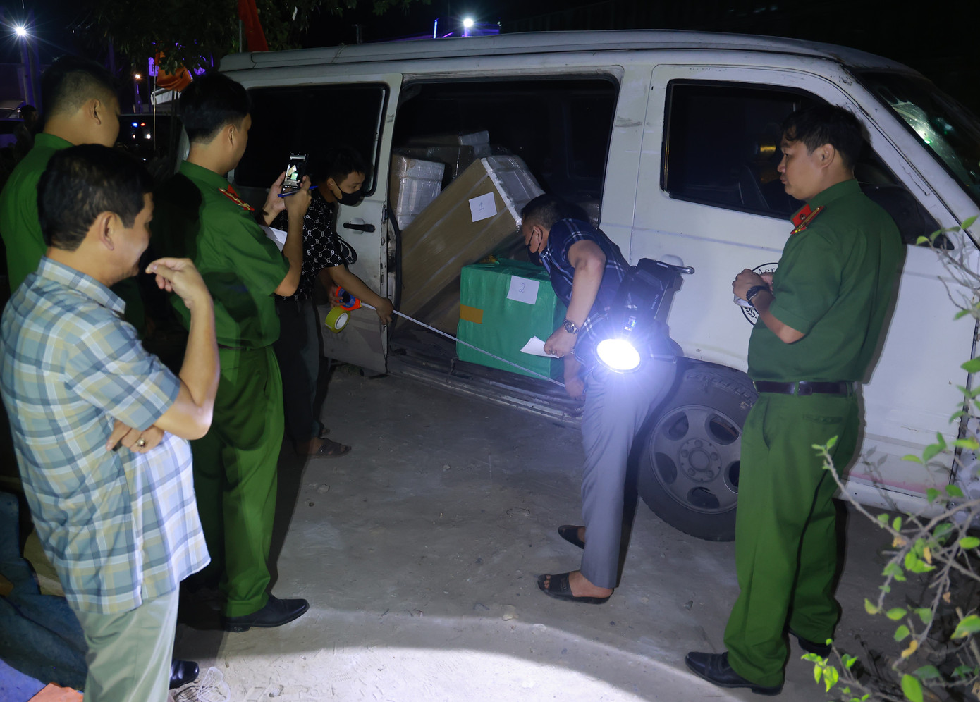 Lực lượng chức năng bắt giữ liên tiếp nhiều vụ vận chuyển hàng nhập lậu trong một đêm trên Quốc lộ 9. Ảnh: CA