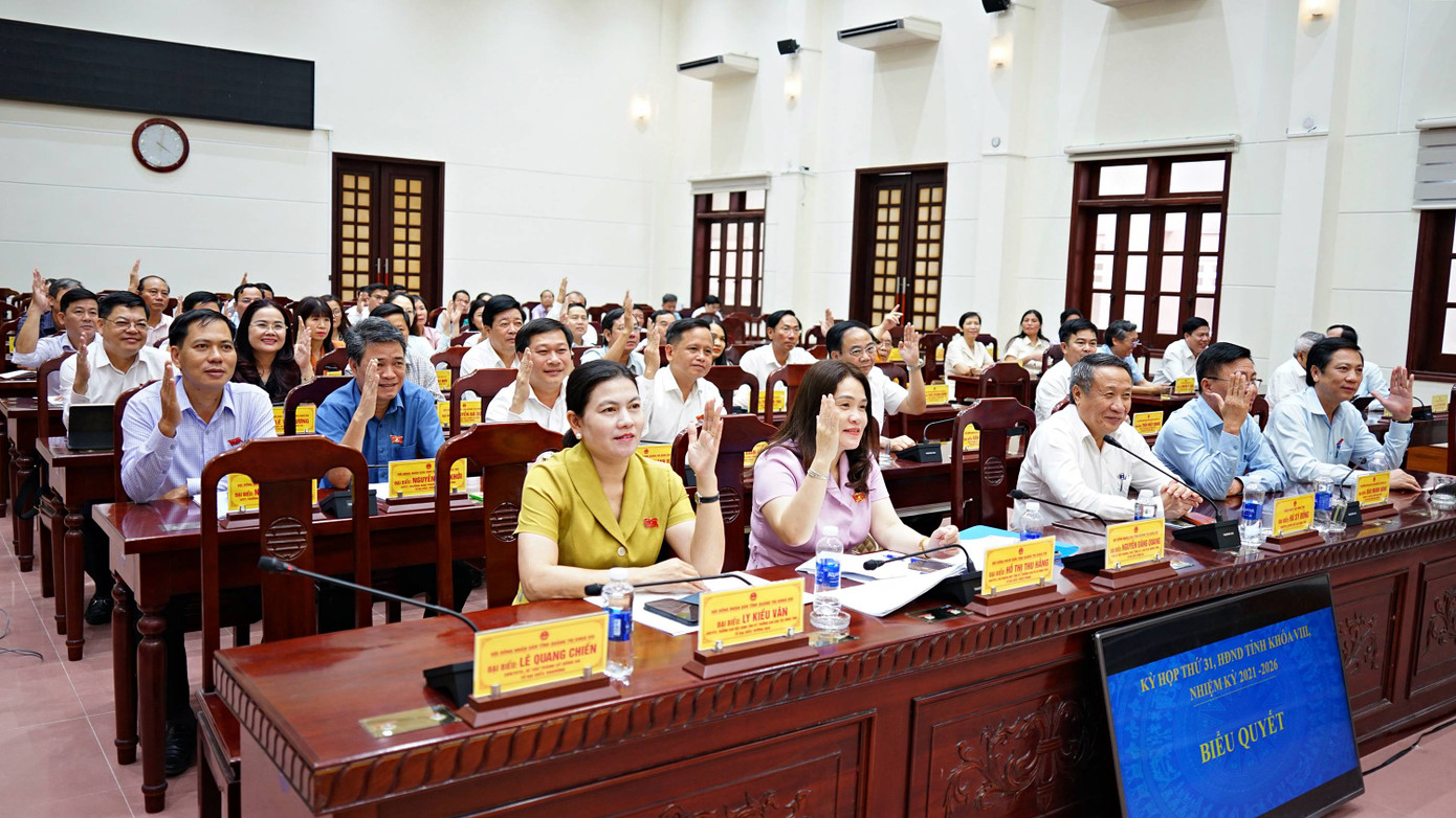 Theo định hướng của UBND tỉnh Quảng Trị, cơ bản chuyển 100% biên chế cấp huyện hiện có để bố trí biên chế cấp xã và có thể tăng cường cán bộ, công chức, viên chức cấp tỉnh về cấp xã (Ảnh: Kỳ họp thứ 31 HĐND tỉnh Quảng Trị khóa VIII, ngày 25/4/2025) Theo định hướng của UBND tỉnh Quảng Trị, cơ bản chuyển 100% biên chế cấp huyện hiện có để bố trí biên chế cấp xã và có thể tăng cường cán bộ, công chức, viên chức cấp tỉnh về cấp xã (Ảnh: Kỳ họp thứ 31 HĐND tỉnh Quảng Trị khóa VIII, ngày 25/4/2025)