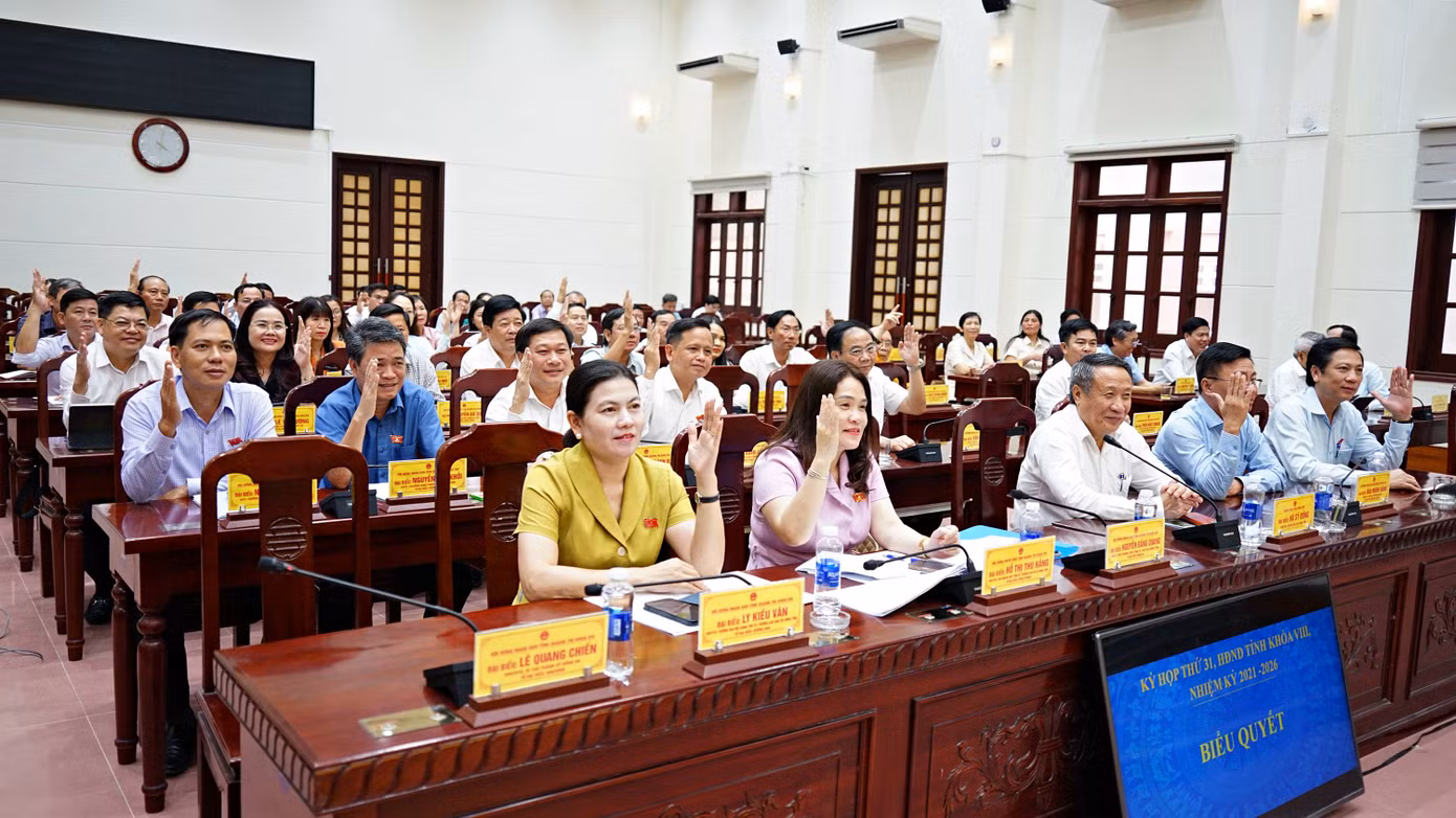 Theo định hướng của UBND tỉnh Quảng Trị, cơ bản chuyển 100% biên chế cấp huyện hiện có để bố trí biên chế cấp xã và có thể tăng cường cán bộ, công chức, viên chức cấp tỉnh về cấp xã (Ảnh: Kỳ họp thứ 31 HĐND tỉnh Quảng Trị khóa VIII, ngày 25/4/2025)