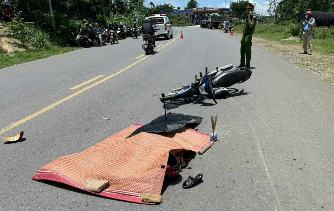 Hiện trường vụ tai nạn làm một phụ nữ tử vong tại chỗ qua địa bàn xã Tân Long, huyện Hướng Hóa. Ảnh: CA Hiện trường vụ tai nạn làm một phụ nữ tử vong tại chỗ qua địa bàn xã Tân Long, huyện Hướng Hóa. Ảnh: CA