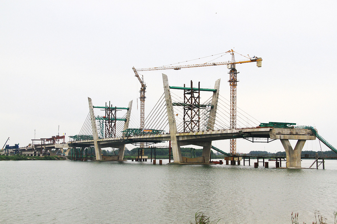 Cầu Thạch Hãn 1 nối thành phố Đông Hà với huyện Triệu Phong thuộc dự án Đường ven biển kết nối hành lang kinh tế Đông Tây - giai đoạn 1, đang được thi công. Cầu Thạch Hãn 1 nối thành phố Đông Hà với huyện Triệu Phong thuộc dự án Đường ven biển kết nối hành lang kinh tế Đông Tây - giai đoạn 1, đang được thi công.