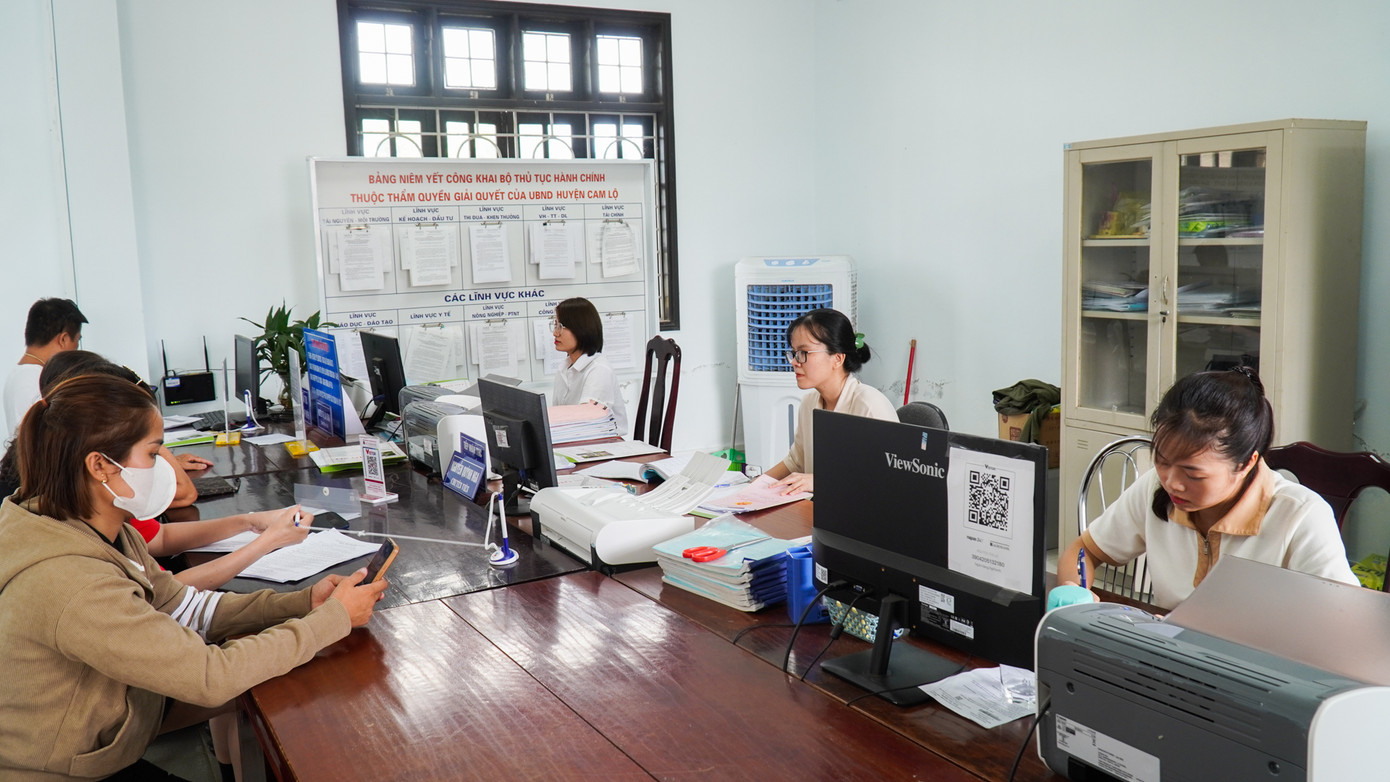 Bộ phận một cửa tại huyện Cam Lộ hiện nay giải quyết thủ tục hành chính cho người dân. Ảnh: L.T Bộ phận một cửa tại huyện Cam Lộ hiện nay giải quyết thủ tục hành chính cho người dân. Ảnh: L.T