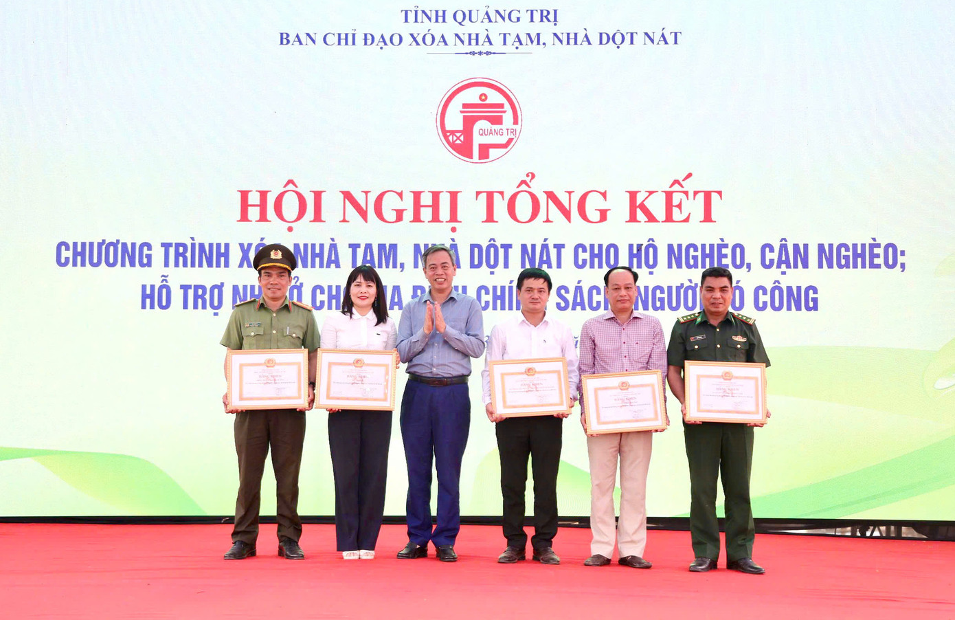 Phó Bí thư Thường trực Tỉnh ủy, Chủ tịch HĐND tỉnh Quảng Trị Nguyễn Đăng Quang trao bằng khen của Ban Thường vụ Tỉnh ủy cho các cá nhân có thành tích xuất sắc trong Chương trình xóa nhà tạm của tỉnh Quảng Trị. Ảnh: Minh Đức Phó Bí thư Thường trực Tỉnh ủy, Chủ tịch HĐND tỉnh Quảng Trị Nguyễn Đăng Quang trao bằng khen của Ban Thường vụ Tỉnh ủy cho các cá nhân có thành tích xuất sắc trong Chương trình xóa nhà tạm của tỉnh Quảng Trị. Ảnh: Minh Đức