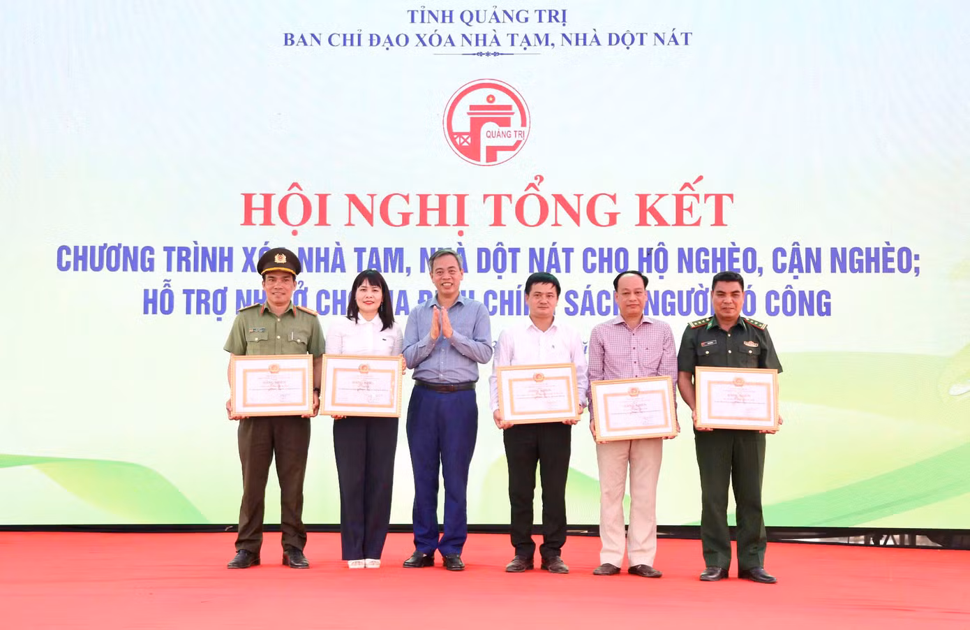 Phó Bí thư Thường trực Tỉnh ủy, Chủ tịch HĐND tỉnh Quảng Trị Nguyễn Đăng Quang trao bằng khen của Ban Thường vụ Tỉnh ủy cho các cá nhân có thành tích xuất sắc trong Chương trình xóa nhà tạm của tỉnh Quảng Trị. Ảnh: Minh Đức