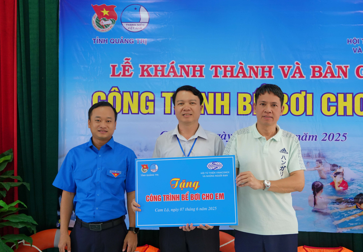 Đại diện Tỉnh Đoàn, Hội LHTN Việt Nam tỉnh Quảng Trị và Hội Từ thiện Vinaconex và những người bạn trao biển tượng trưng tặng “Bể chơi cho em” cho Trường Tiểu học và THCS Cam Hiếu, huyện Cam Lộ. Ảnh: TL Đại diện Tỉnh Đoàn, Hội LHTN Việt Nam tỉnh Quảng Trị và Hội Từ thiện Vinaconex và những người bạn trao biển tượng trưng tặng “Bể chơi cho em” cho Trường Tiểu học và THCS Cam Hiếu, huyện Cam Lộ. Ảnh: TL