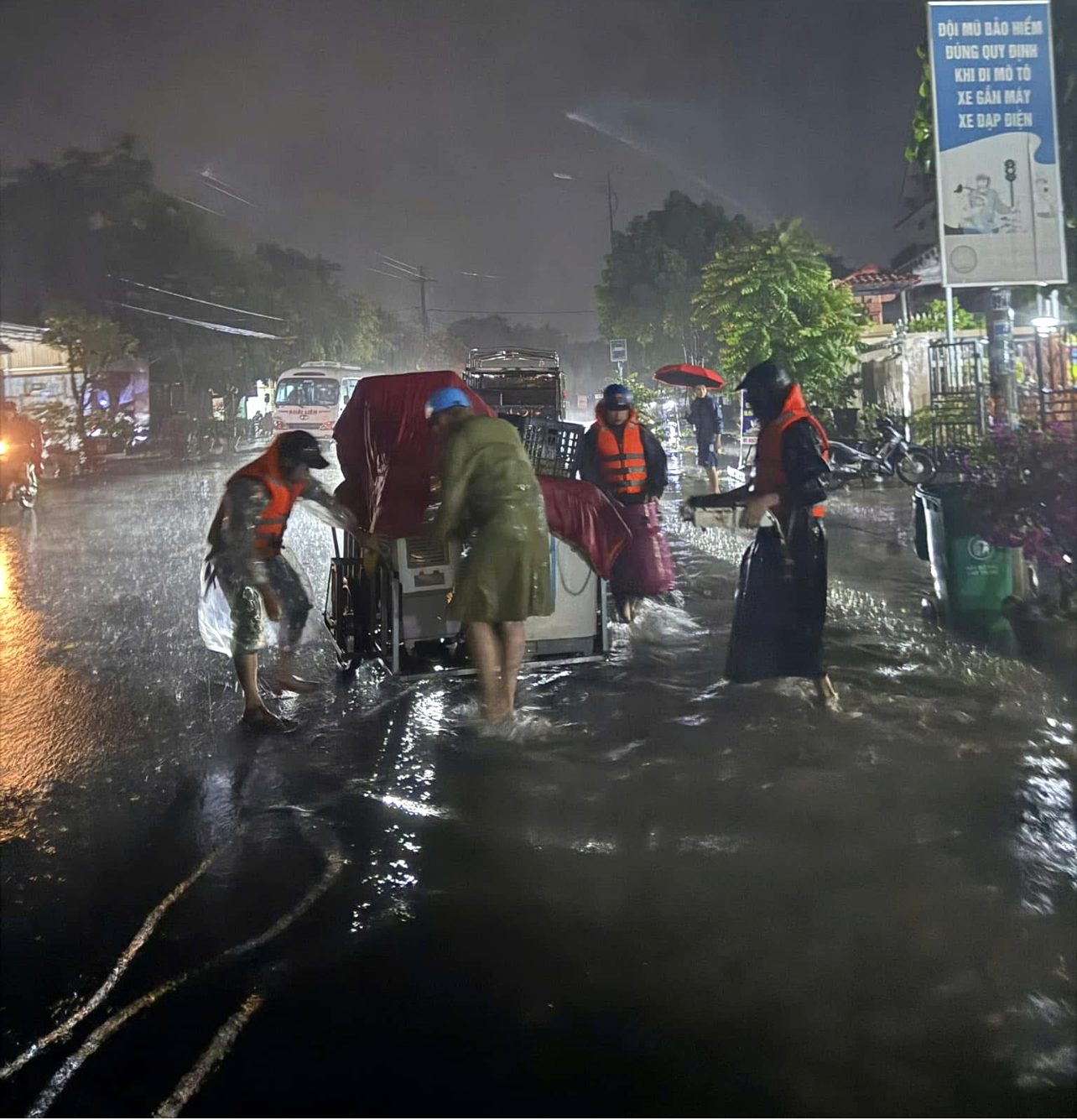 Mưa lớn, lũ dâng, trong đêm khẩn cấp di dời hàng trăm hộ dân ở thị trấn biên ải Lao Bảo. Ảnh: LB Mưa lớn, lũ dâng, trong đêm khẩn cấp di dời hàng trăm hộ dân ở thị trấn biên ải Lao Bảo. Ảnh: LB