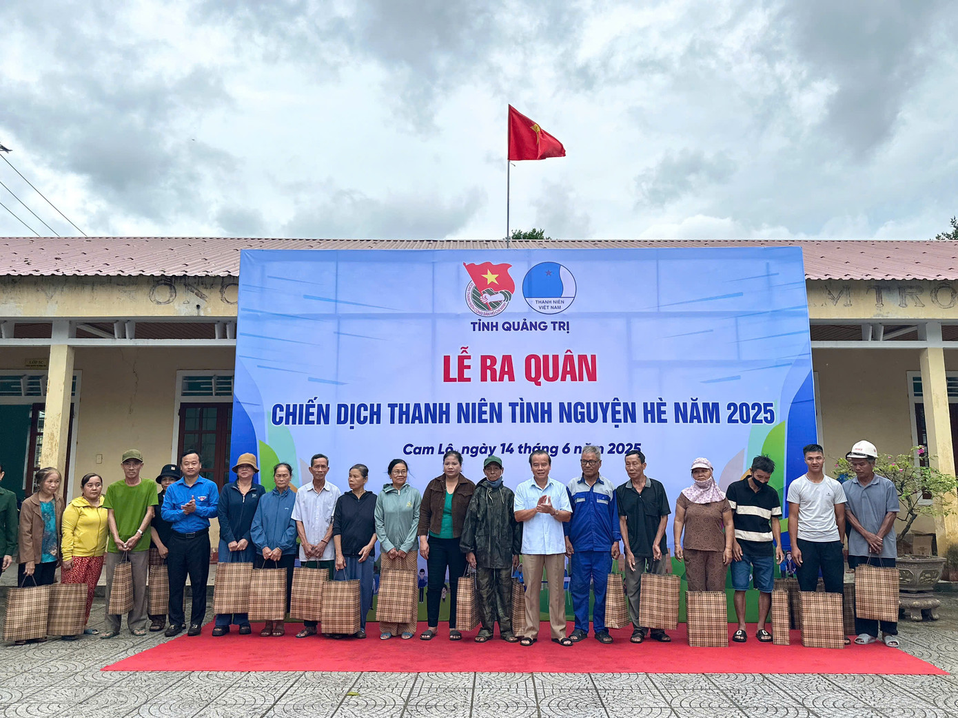 Tặng quà các hộ gia đình khó khăn trên địa bàn Tặng quà các hộ gia đình khó khăn trên địa bàn