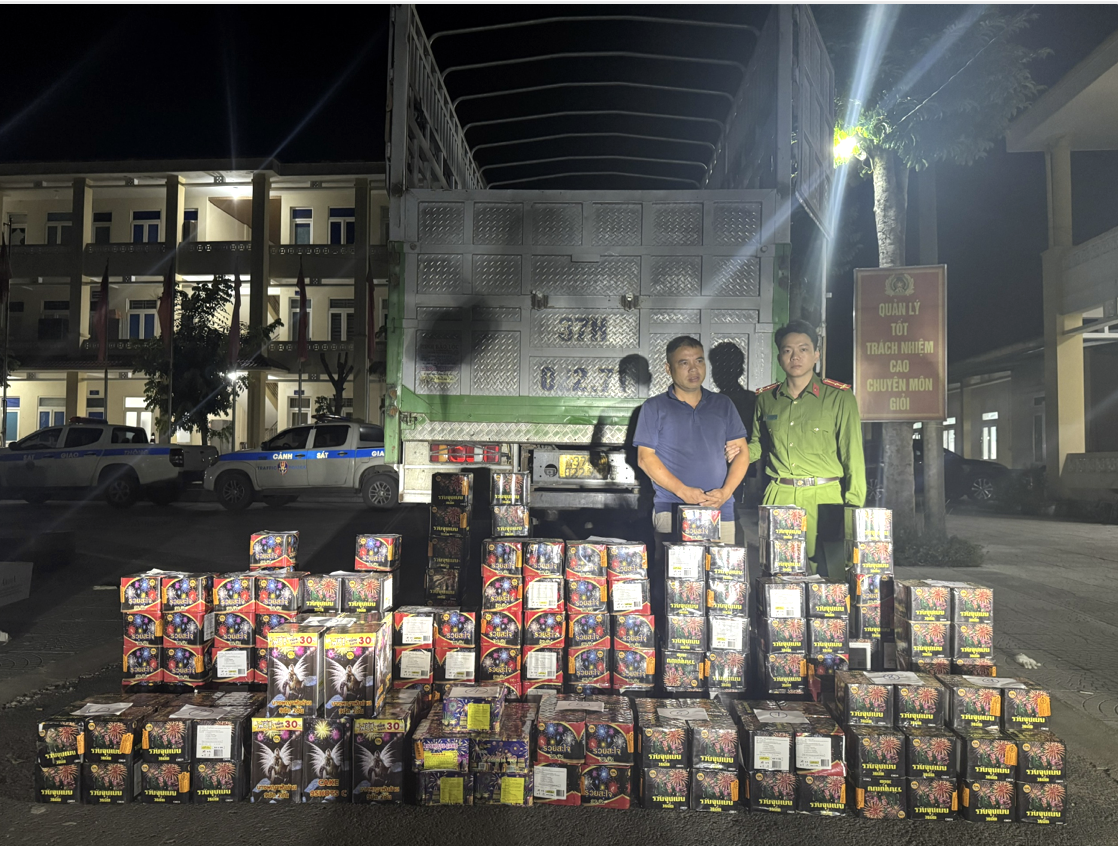 Đối tượng Nguyễn Đăng Thắng cùng tang vật 239 hộp pháo hoa nổ trái phép. Ảnh: CA Đối tượng Nguyễn Đăng Thắng cùng tang vật 239 hộp pháo hoa nổ trái phép. Ảnh: CA