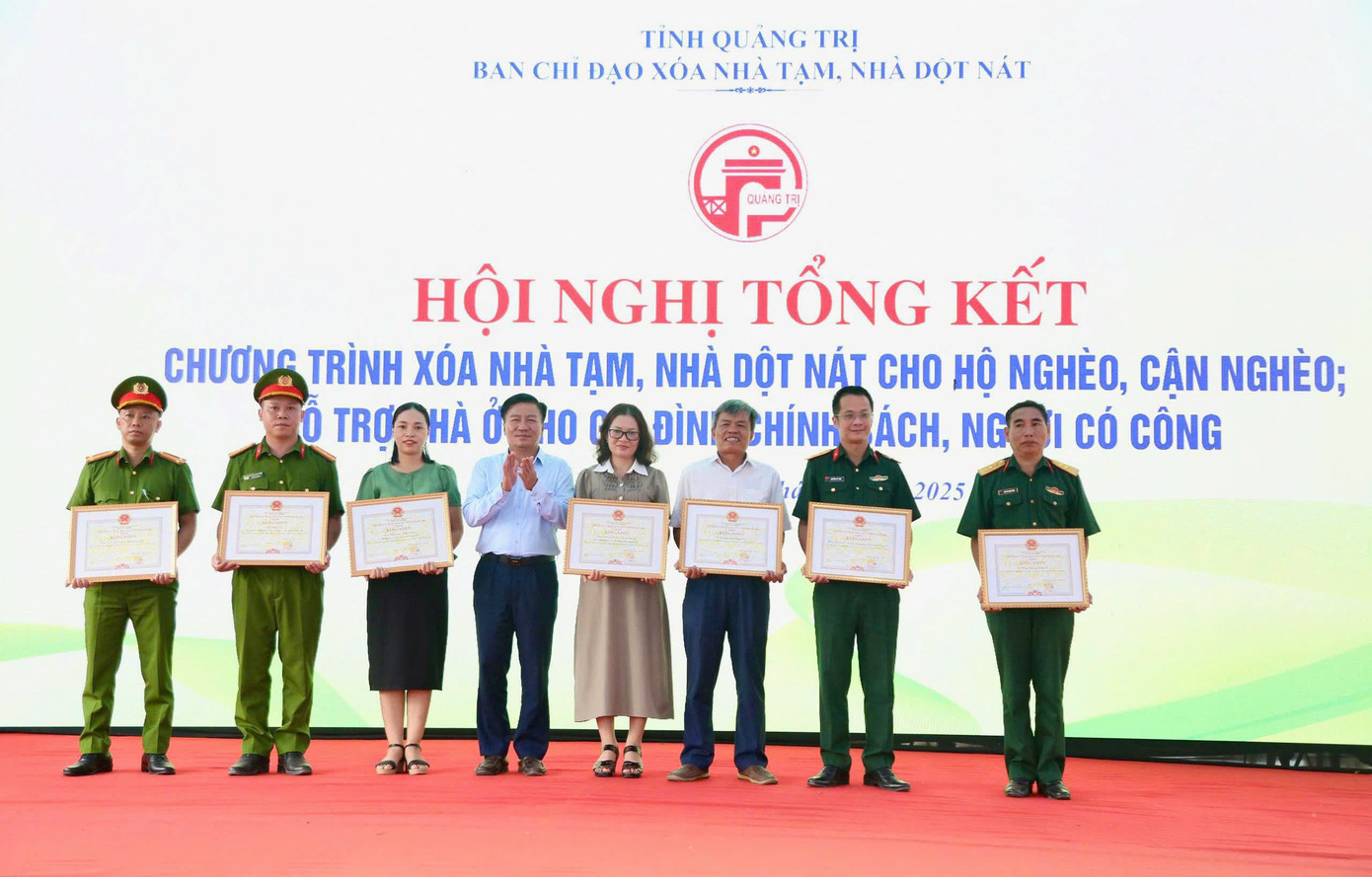 Chủ tịch Ủy ban Mặt trận Tổ quốc Việt Nam tỉnh Quảng Trị Đào Mạnh Hùng trao Bằng khen của Chủ tịch UBND tỉnh Quảng Trị cho các tập thể có thành tích xuất sắc trong Chương trình xóa nhà tạm của tỉnh Quảng Trị. Ảnh: Minh Đức Chủ tịch Ủy ban Mặt trận Tổ quốc Việt Nam tỉnh Quảng Trị Đào Mạnh Hùng trao Bằng khen của Chủ tịch UBND tỉnh Quảng Trị cho các tập thể có thành tích xuất sắc trong Chương trình xóa nhà tạm của tỉnh Quảng Trị. Ảnh: Minh Đức